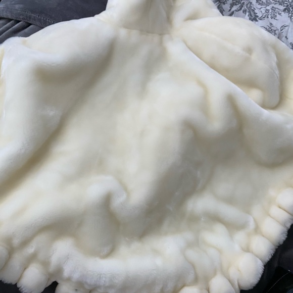 Cream / white faux fur coat / throw - Picture 5 of 5